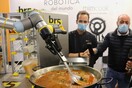 Το πρώτο ρομπότ που μαγειρεύει παέγια «διχάζει» τους Ισπανούς [ΒΙΝΤΕΟ] 