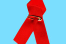 Πέθανε ο Πάτρικ Ο'Κόνελ: Ακτιβιστής και εμπνευστής της περίφημης κόκκινης κορδέλας για το AIDS 