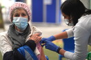 Times: «Τρίτη δόση εμβολίου το φθινόπωρο στους Βρετανούς άνω των 50»