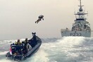 «Αληθινός Iron Man»: Βρετανός κομάντο πέταξε πάνω από τη θάλασσα και προσγειώθηκε σε πολεμικό πλοίο
