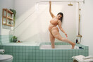 Η Άσλεϊ Γκράχαμ φωτογραφίζεται στο μπάνιο με αξύριστες μασχάλες: «Κάνε ό,τι λειτουργεί για σένα»