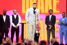 Ο γιος του Drake ανέβηκε στη σκηνή των Billboard Music Awards και ο Adonis έβαλε τα κλάματα