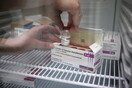 AstraZeneca: Καμία αλλαγή στα ηλικιακά όρια - Η σύσταση της επιτροπής για τη χορήγηση του εμβολίου 