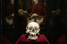 Ένα χαμένο μαρμάρινο κρανίο του Μπερνίνι, ένας φωτισμένος Πάπας και ο θάνατος σε μια έκθεση στη Δρέσδη