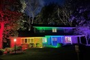 Κόντρα στους κανόνες γκέι ζευγάρι φωταγώγησε το σπίτι του στα χρώματα του Pride - «Εκμεταλλευτήκαμε νομικό κενό» 