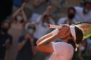 Βίντεο: Η στιγμή που ο Τσιτσιπάς προκρίνεται στον τελικό του Ρολάν Γκαρός- «Λύγισε» στις πρώτες δηλώσεις
