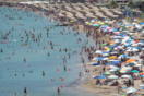 Καύσωνας: Γέμισαν οι παραλίες της Αττικής – «Ανάσα» δροσιάς τη Δευτέρα (Εικόνες)