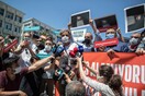 Τουρκία: Διαμαρτυρία δημοσιογράφων για τη βίαιη σύλληψη φωτογράφου στο Pride της Κωνσταντινούπολης