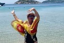 Η Γκόλντι Χον χορεύει ABBA στη Σκιάθο: «Mamma Mia, τι νησί!»- Στην Ελλάδα για διακοπές