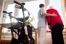 Απόφαση-σταθμός στη Γερμανία: Υποχρεωτικός κατώτατος μισθός στη φροντίδα ηλικιωμένων