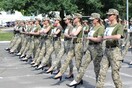 Οργή στην Ουκρανία: Γυναίκες του στρατού εξαναγκάζονται να παρευλάνουν με γόβες - «Ανόητο κι επιβλαβές» 