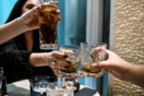 «Πέφτουν» λουκέτα στην εστίαση και τα μπαρ: Για όρθιους πελάτες και μη τήρηση μέτρων