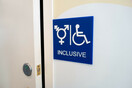 Τενεσί: Δικαστής μπλοκάρει νόμο που αναγκάζει τις επιχειρήσεις να έχουν ειδική σήμανση στις τουαλέτες για άτομα τρανς