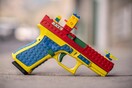 Αντιδράσεις για εταιρεία που κυκλοφόρησε πραγματικό όπλο ίδιο με παιχνίδι Lego