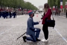 Γαλλία: Δόκιμος έκανε πρόταση γάμου στη Champs-Élysées, λίγα λεπτά πριν από την παρέλαση (Βίντεο)