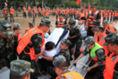Κίνα: Συνεχίζονται οι καταστροφικές πλημμύρες , με τους κατοίκους μιας πόλης να απεγκλωβίζονται με φουσκωτά -- στους 53 οι νεκροί 