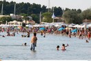 Σήμα κινδύνου από ΑΠΘ: «Τα σαββατοκύριακα ο ιός διασπείρεται στις παραλίες»