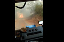 Βίντεο από τη φωτιά στη Βαρυμπόμπη: Πυροσβεστικό όχημα περνά μέσα από τις φλόγες