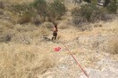 Απόπειρα εμπρησμού κατήγγειλε ο δήμαρχος Ελληνικού - Ανάρτησε φωτογραφία με φακό σε ξερά χόρτα 