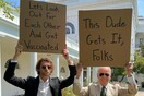 Τζο Μπάιντεν και «Dude with Sign» συμμαχούν υπέρ των εμβολίων- Η εικόνα που έγινε viral