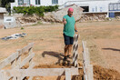 Μια νέα «ανασκαφή» στην Ελευσίνα φέρνει στο φως τα έργα του γλύπτη Ανδρέα Λόλη