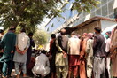 Οι κάτοικοι της Καμπούλ ξεμένουν από μετρητά και παλεύουν με την αύξηση τιμών