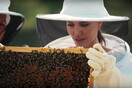 Η Αντζελίνα Τζολί και η τέχνη της μελισσοκομίας- Με στολή μελισσοκόμου στην Vogue