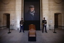 Γαλλία-θάνατος Μπελμοντό: Η Γαλλία αποχαιρετά τον αγαπημένο της "Μπεμπέλ", που "θα χαμογελάει πάντα, όπου κι αν βρίσκεται"	