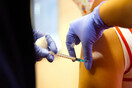 Τρίτη δόση εμβολίου: Άρχισε η αποστολή sms σε 285.000 πολίτες- Ανοίγει αύριο η πλατφόρμα για ραντεβού