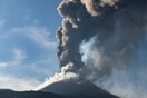 Η Αίτνα «ξυπνά» και πάλι: Καπνός, λάβα και πυρακτωμένα πετρώματα από τον κρατήρα
