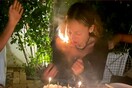 Η Νικόλ Ρίτσι έβαλε φωτιά στα μαλλιά της σβήνοντας τα κεράκια στα γενέθλιά της - «Μέχρι τώρα τα 40 είναι φωτιά»