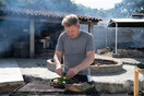 Ο Gordon Ramsay κάθε Κυριακή μαγειρεύει με ντόπιους σε κάθε γωνιά του πλανήτη
