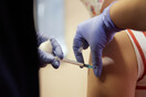 Μεταμόρφωση: «Σηκώθηκε και έφυγε από εμβολιαστικό κέντρο με τη σύριγγα στο μπράτσο»