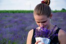 Γυναίκα μυρίζει λουλούδια