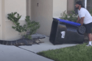 Φλόριντα: Χρησιμοποίησε κάδο για να πιάσει μεγάλο αλιγάτορα που ήταν έξω από το σπίτι του (Βίντεο)