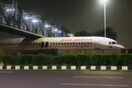 Viral το βίντεο με αεροσκάφος της Air India που κόλλησε κάτω από γέφυρα