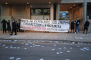 Μέλη του Ρουβίκωνα άνοιξαν πανό και πέταξαν τρικάκια έξω από το σπίτι της Σακελλαροπούλου
