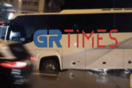 Θεσσαλονίκη - κακοκαιρία: Υποχώρησε ξαφνικά ο δρόμος και λεωφορείο κόλλησε στην «τάφρο»