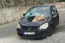 Κατολίσθηση στον δρόμο από Αράχωβα προς Λιβάδι- Βράχος έπεσε σε αυτοκίνητο