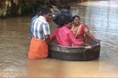 Ινδία: Νύφη και γαμπρός πήγαν στο γάμο τους μέσα σε τεράστιο μαγειρικό σκεύος - Λόγω πλημμυρών 