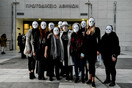 Γυναίκες με λευκές μάσκες μετά την δικαστική δικαίωση της Ιωάννας: «Τα θύματα βίας να βρουν στο πρόσωπό μου την ελπίδα»