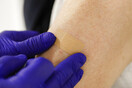 Covid-19: Πειραματικό «εμβόλιο-τσιρότο» φαίνεται πιο αποτελεσματικό από τις ενέσεις