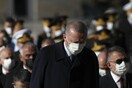 Ο Ρετζέπ Ταγίπ Ερντογάν με σκυφτό κεφάλι