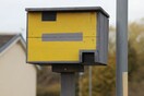 Βρετανός κάρφωσε ψεύτικη κάμερα κυκλοφορίας έξω από το σπίτι του και οι οδηγοί σταμάτησαν να τρέχουν