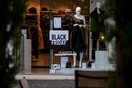 Κατάστημα με ταμπέλα Black Friday