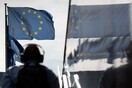 Ανδρας με ακουστικά μπροστά από την σημαία της ΕΕ