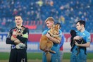 Παίκτες της Zenit μπήκαν στο γήπεδο κρατώντας σκυλάκια που ψάχνουν σπίτι
