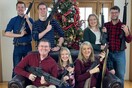 ΗΠΑ: Οργή για την «οικογενειακή» φωτογραφία βουλευτή με όπλα - «Άγιε Βασίλη, φέρε πυρομαχικά» 