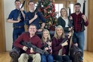 Αμερικανός βουλευτής έβγαλε χριστουγεννιάτικη οικογενειακή φωτογραφία με όπλα, μέρες μετά την επίθεση σε σχολείο