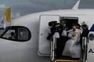 Ο Πάπας Φραγκίσκος παραπάτησε στην σκάλα του αεροπλάνου εν μέσω δυνατών ανέμων